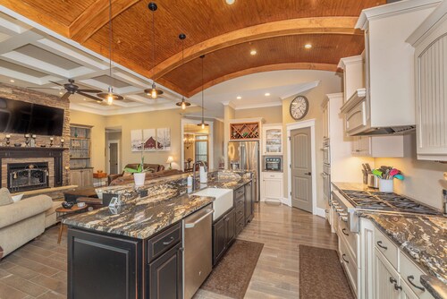 3-bedroom modern farmhouse retreat near the Masters w/ pool and hot-tub