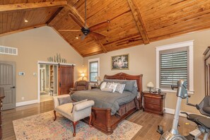 3 Schlafzimmer, Schreibtisch, Bügeleisen/Bügelbrett, WLAN