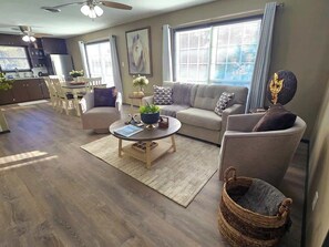 Een smart-tv en boeken