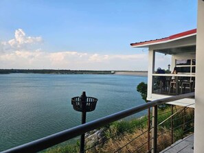 Une vue sur le front de mer, avec un bâtiment doté d’une terrasse et d’un lampadaire.