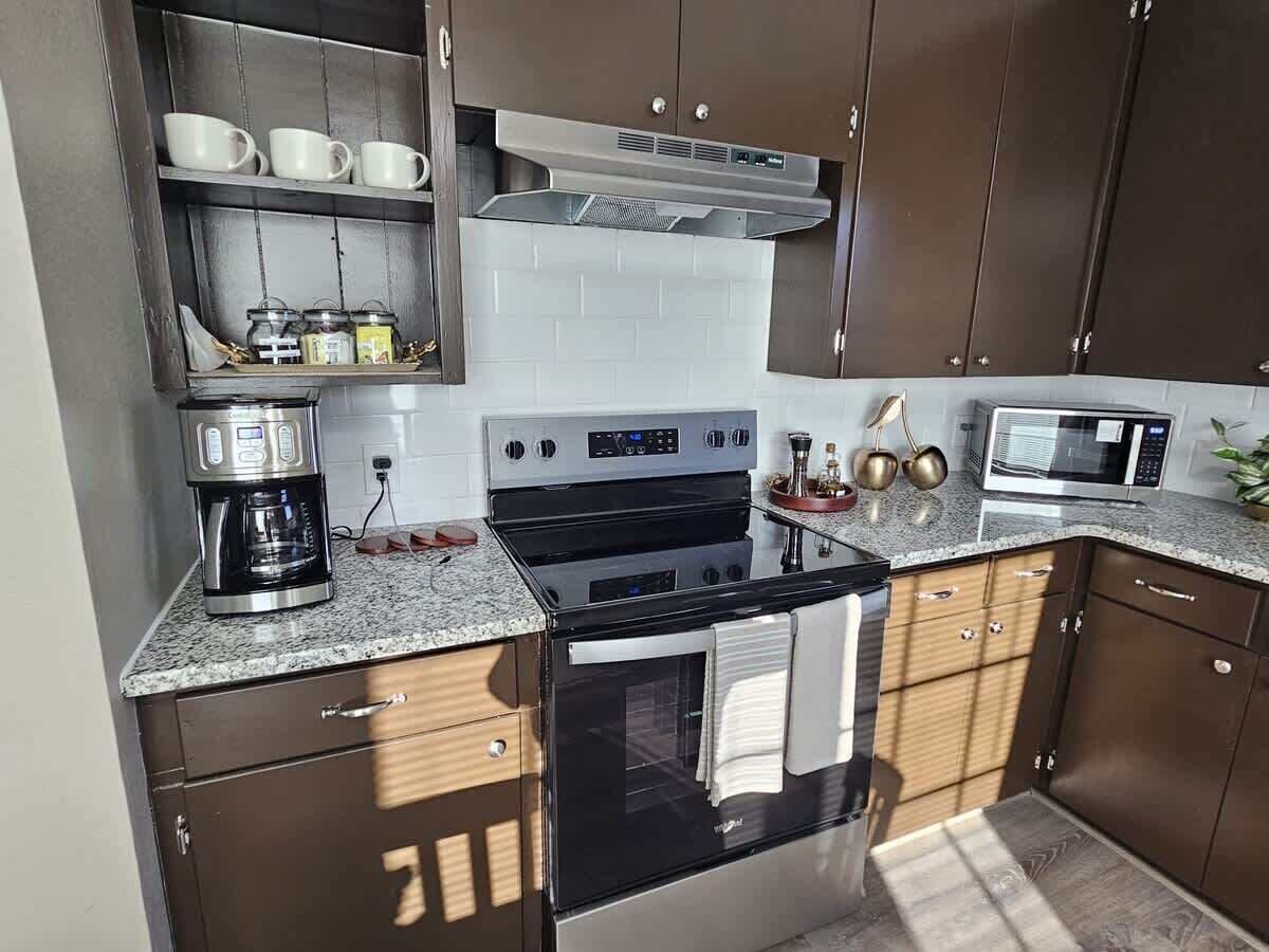 Kühlschrank, Mikrowelle, Ofen, Herdplatte