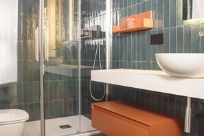 Regadera, secadora de cabello, bidet, toallas