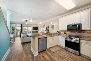 Een koelkast, een microgolfoven, een oven, een kookplaat