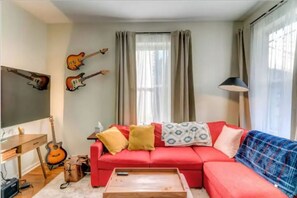 Living area - Charming 2-bedroom house with AC, WiFi in delightful Chicago (Chicago)