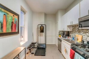 Private kitchen - Charming 2-bedroom house with AC, WiFi in delightful Chicago (Chicago)
