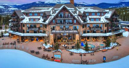 🏆 Luxury Ski-In/Ski-Out Condo Peak7 HotTub SkiHill Place Bowling & Pool Access