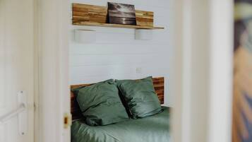 2 slaapkamers, een strijkplank/strijkijzer, beddengoed