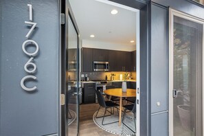 Private kitchen - Escape to this townhome, near Alki Beach (Seattle)