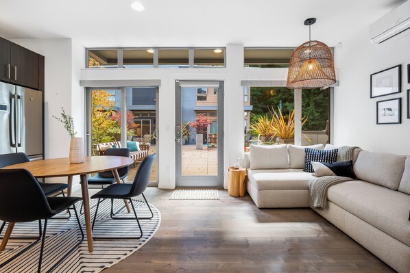 Living area - Escape to this townhome, near Alki Beach (Seattle)