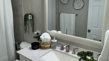 Hårtork, bidé, handdukar och tvål