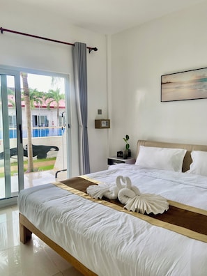 Chambre Affaires, 1 très grand lit, vue piscine | Literie de qualité supérieure, surmatelas