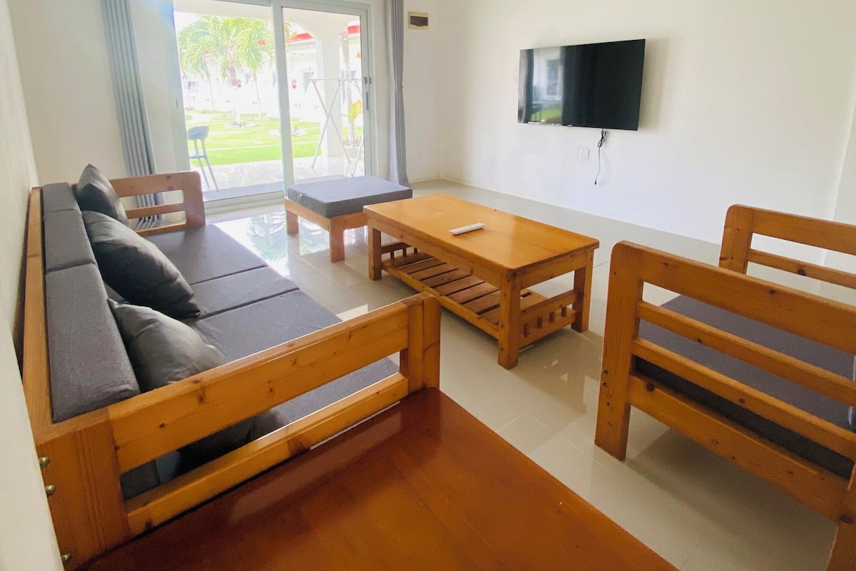 Deluxe Double Room, Multiple Beds, Balcony, Pool View | Living area