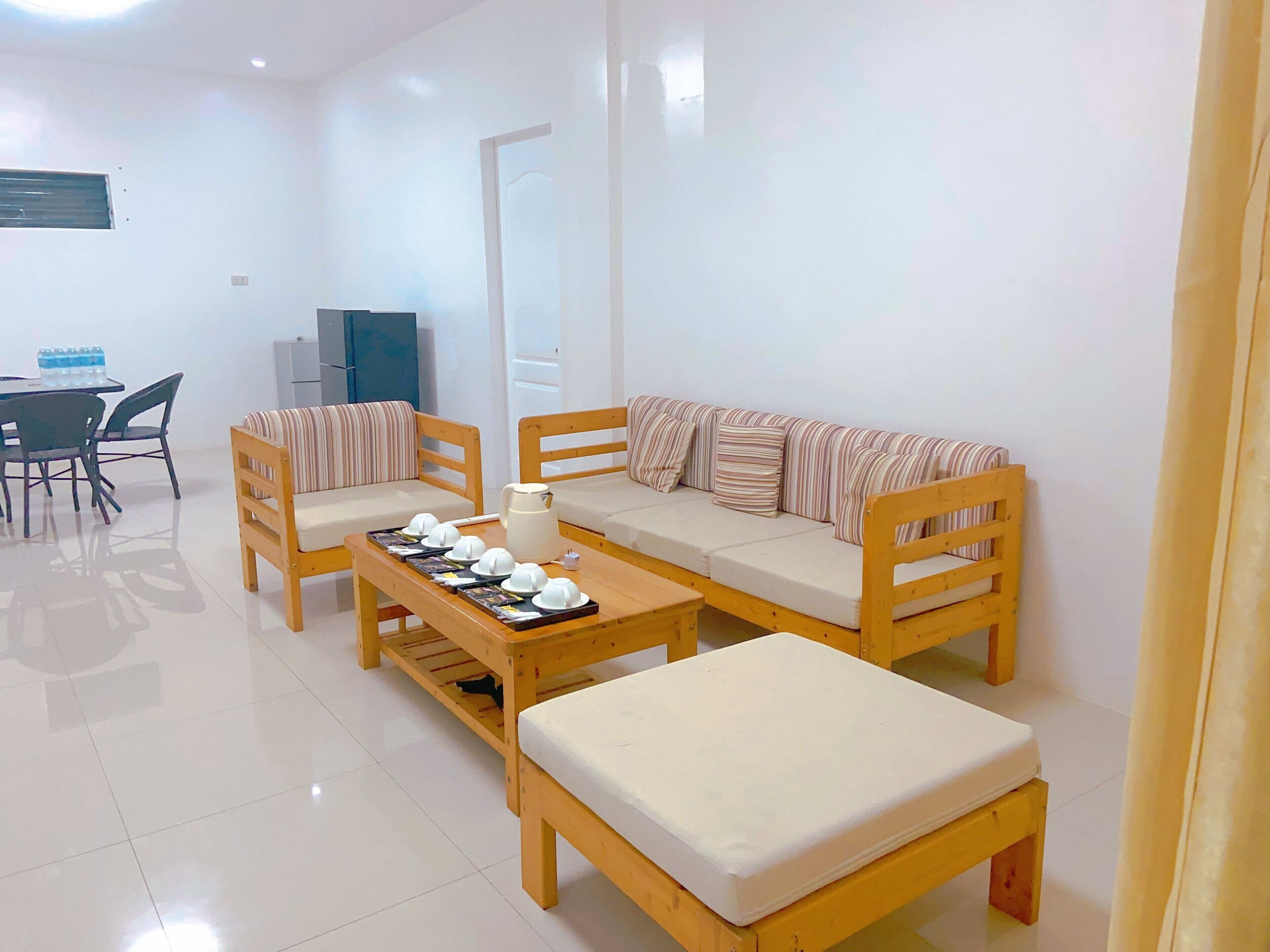 Habitación Deluxe doble, varias camas, balcón, vistas a la piscina | Zona de estar