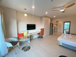 Flat-screen TV - Studio View Talay (Pattaya)