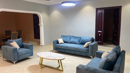 Nana's charming 3-bedroom house with WiFi, AC in serene Besease. Near Kumasi