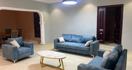 Nana's charming 3-bedroom house with WiFi, AC in serene Besease. Near Kumasi
