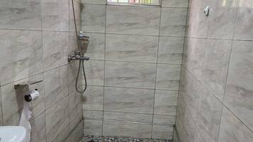 Ducha, bañera de hidromasaje, toallas y jabón
