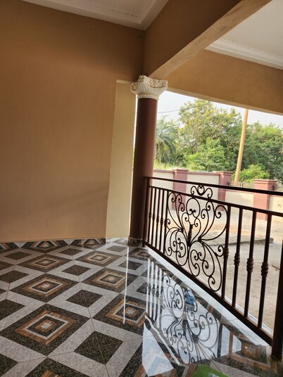 Nana's charming 3-bedroom house with WiFi, AC in serene Besease. Near Kumasi