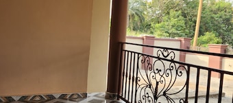 Nana's charming 3-bedroom house with WiFi, AC in serene Besease. Near Kumasi