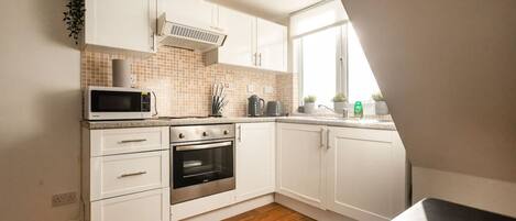 Geladeira, micro-ondas, fogão, torradeira