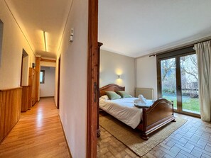 3 室のベッドルーム、アイロン / アイロン台、WiFi (無料)、ベッドシーツ