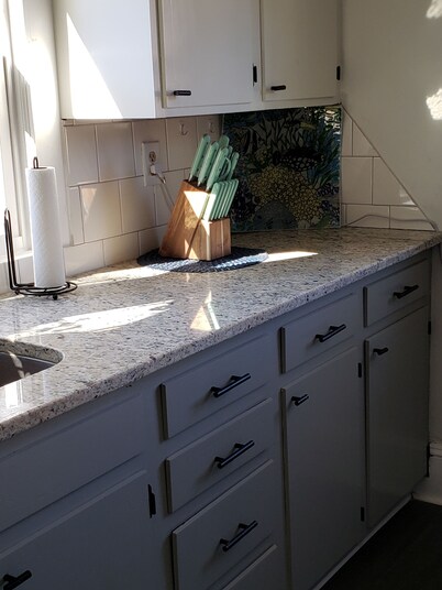 Charming 2-bedroom vintage cottage with WiFi, a/c, and other popular amenities.