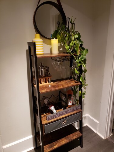 Charming 2-bedroom vintage cottage with WiFi, a/c, and other popular amenities.