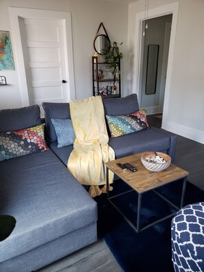 Smart TV, fireplace - Charming 2-bedroom vintage cottage with WiFi, a/c, and other popular amenities. (Salisbury)