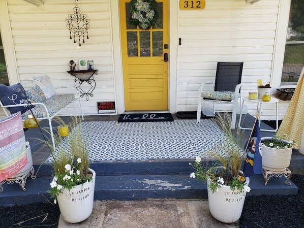 Exterior detail - Charming 2-bedroom vintage cottage with WiFi, a/c, and other popular amenities. (Salisbury)