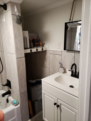 Hair dryer, towels, soap, toilet paper - Charming 2-bedroom vintage cottage with WiFi, a/c, and other popular amenities. (Salisbury)