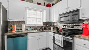 Mikrovågsugn, ugn, spishäll och diskmaskin