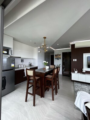 Fridge, microwave, stovetop, electric kettle