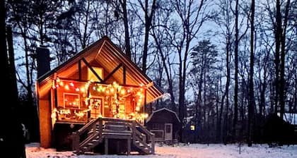 Cozy 2BR 1.5 bath Hot Tub Fast WIFI Fire Pits King 2 Twin