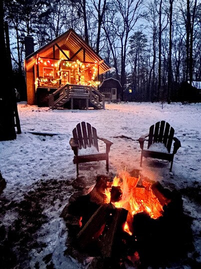 Cozy 2BR 1.5 bath Hot Tub Fast WIFI Fire Pits King BD 2 Twins in Loft