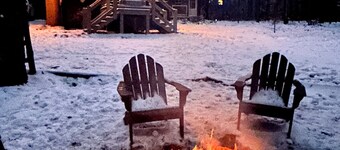 Cozy 2BR 1.5 bath Hot Tub Fast WIFI Fire Pits King BD 2 Twins in Loft