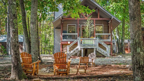 Cozy 2BR 1.5 bath Hot Tub Fast WIFI Fire Pits King BD 2 Twins in Loft