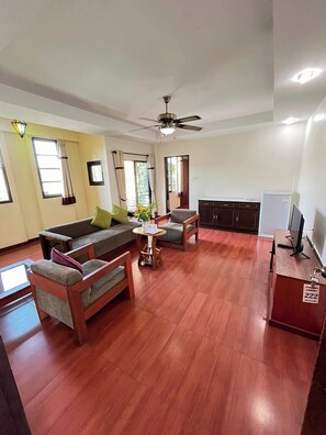 Studio Suite, Private Bathroom | Meja, Wi-fi percuma