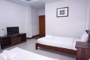 Standard Double Room | Meja, Wi-fi percuma