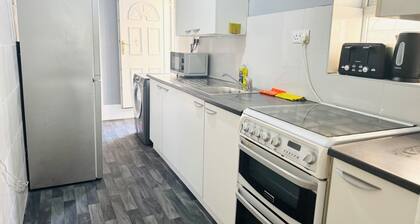 Weekend escape- 4 Bedroom House in Stoke-on-Trent