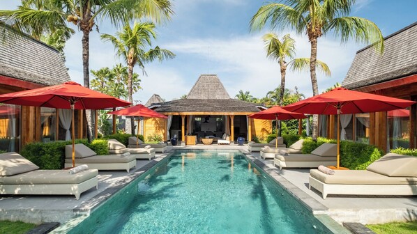 Outdoor pool - Taramille by Villa Finder (Kerobokan)