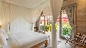 Villa, bassengutsikt | 4 soverom, safe på rommet, skrivebord og skrivebord for bærbar PC