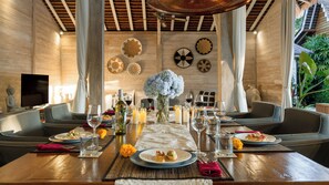 Family dining - Villa Taramille by Villa Finder (Kerobokan)