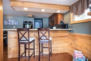 Interior - Keuka Waterfront 2-bedroom cottage with Wi-Fi and AC. Sleeps 6 (Pulteney)