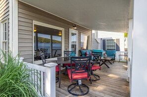 Outdoor dining - Keuka Waterfront 2-bedroom cottage with Wi-Fi and AC. Sleeps 6 (Pulteney)