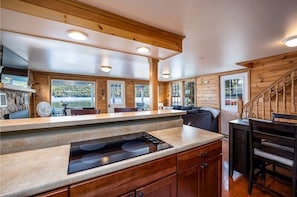Interior - Keuka Waterfront 2-bedroom cottage with Wi-Fi and AC. Sleeps 6 (Pulteney)