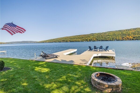 Terrace/patio - Keuka Waterfront 2-bedroom cottage with Wi-Fi and AC. Sleeps 6 (Pulteney)