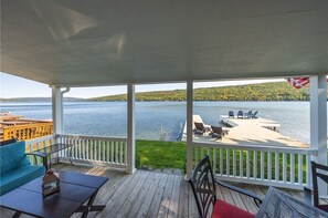 Outdoor dining - Keuka Waterfront 2-bedroom cottage with Wi-Fi and AC. Sleeps 6 (Pulteney)