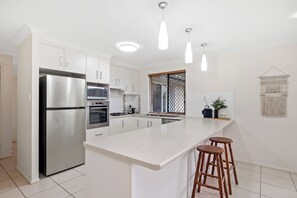Fridge, microwave, oven, stovetop - Spacious 3 brm home close to Toowoomba Hospital (Harristown)
