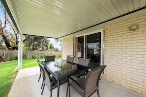 Outdoor dining - Spacious 3 brm home close to Toowoomba Hospital (Harristown)