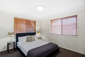 3 bedrooms, desk, iron/ironing board, free WiFi - Spacious 3 brm home close to Toowoomba Hospital (Harristown)